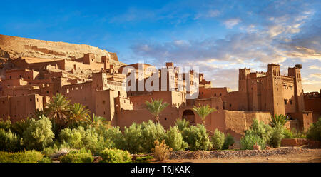 Les bâtiments d'Adobe de la Ksar berbère ou village fortifié d'Ait Benhaddou, Sous-Massa-Dra Maroc Banque D'Images