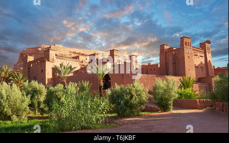 Les bâtiments d'Adobe de la Ksar berbère ou village fortifié d'Ait Benhaddou, Sous-Massa-Dra Maroc Banque D'Images