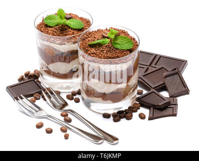 Deux portions de dessert tiramisu classique dans un verre et barre de chocolat isolé sur fond blanc Banque D'Images