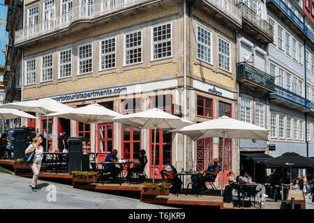 Porto, Portugal - 29 Avril 2019 : Les gens assis à des terrasses sur un après-midi ensoleillé dans le centre historique de Porto - UNESCO World Heritage Site Banque D'Images