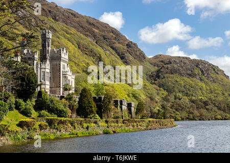 L'Abbaye de Kylemore fixé à la base de Druchruach montagne avec vue sur le Lough Pollacapull, Connemara, comté de Galway, en République d'Irlande. Banque D'Images