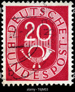 Timbre-poste de la République fédérale d'Allemagne dans la série émise en 1951 Posthorn Banque D'Images