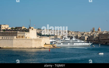 Indian Empress super yacht à l'entrée à l'arsenal Creek dominé par le Fort St Angelo et les bâtiments historiques de l'Isla Banque D'Images