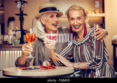 Bien entretenu de vieux amis avec de larges sourires posing together Banque D'Images