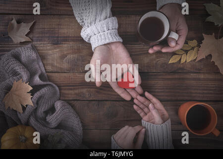 Couple in love holding cup of tea Banque D'Images