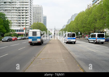 BERLIN - 01 MAI 2019 : Journée de démonstration peut la solidarité des travailleurs. La Journée internationale du Travail. Cordon de police. Banque D'Images