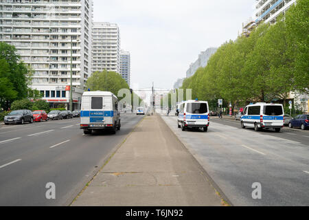 BERLIN - 01 MAI 2019 : Journée de démonstration peut la solidarité des travailleurs. La Journée internationale du Travail. Cordon de police. Banque D'Images