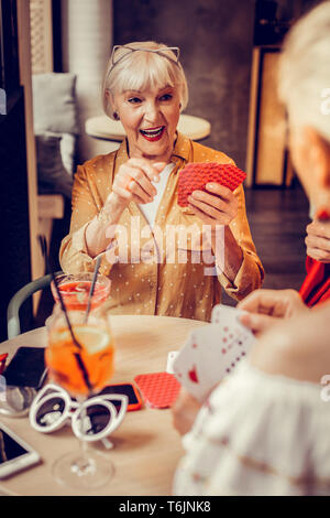 Le poil court vieille dame excité d'être dans l'humeur de jeu Banque D'Images