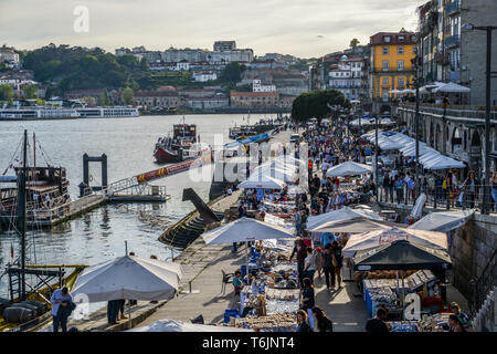 Porto, Portugal. Le 29 avril 2019. Bars et restaurants Porto historique dans le célèbre quartier de Ribeira d'attirer des touristes de partout dans le monde Banque D'Images