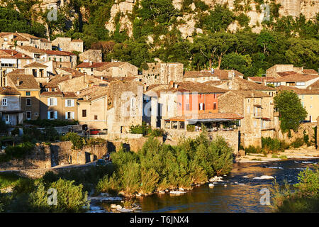 La ville de vogue sur la rivière Ardèche en France Banque D'Images