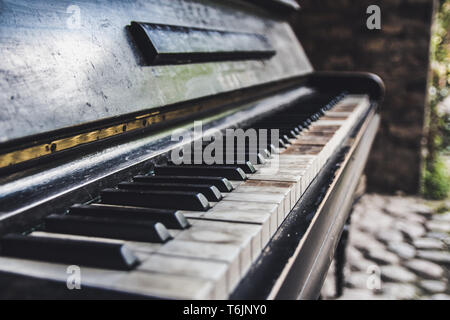 Vieux piano cassé abandonné sur la rue Banque D'Images