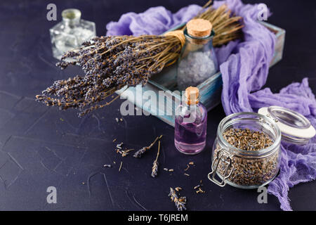 L'huile essentielle de lavande et de fleurs de lavande. Banque D'Images