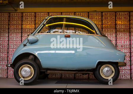 1965 BMW Isetta 300 Type de conception italienne, mono-cylindre microcar / voiture / voiture micro bulles à l'Autoworld, vintage car museum à Bruxelles, Belgique Banque D'Images