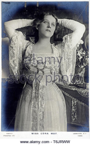 Pettie Edna May, 1878 - 1948, connu sur scène comme Edna May, est une actrice et chanteuse américaine. Une carte postale populaires beauté, mai a été célèbre pour ses rôles principaux dans les comédies musicales, Edwardian vintage real photo carte postale d'environ 1900 Banque D'Images