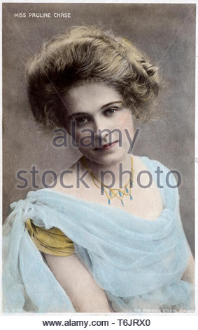 Pauline Chase portrait 1885 - 1962 était une actrice américaine qui a effectué sur la scène à la fois aux États-Unis et au Royaume-Uni. Elle est connue pour son exécution prolongée dans le rôle-titre de la productions de Peter Pan, ou le garçon qui ne grandit pas, vintage real photo carte postale de 1905 Banque D'Images