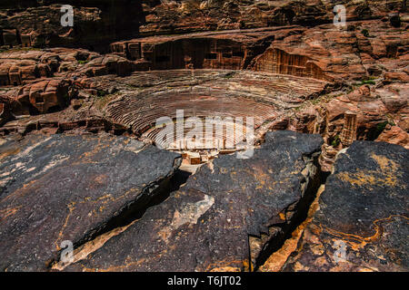 Le Théâtre, théâtre nabatéenne à Pétra. Plus grande partie du théâtre a été créé à partir de la roche solide, Petra, Jordanie. Banque D'Images