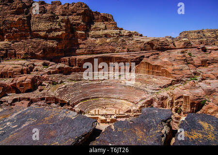 Le Théâtre, théâtre nabatéenne à Pétra. Plus grande partie du théâtre a été créé à partir de la roche solide, Petra, Jordanie. Banque D'Images