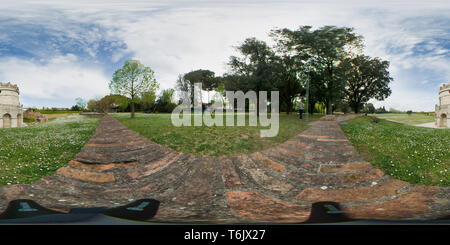 Vue panoramique à 360° de Mausolée de Théodoric à Ravenne, Italie dans un panorama de 360 degrés