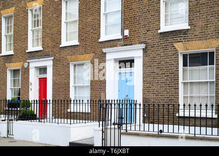 Les maisons aux portes avant. Portobello Road. Notting Hill, Londres, Angleterre Banque D'Images