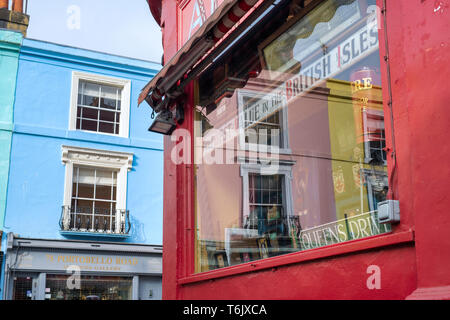 Maisons colorées reflète dans Alices Antique Shop window. Portobello Road. Notting Hill, Londres, Angleterre Banque D'Images