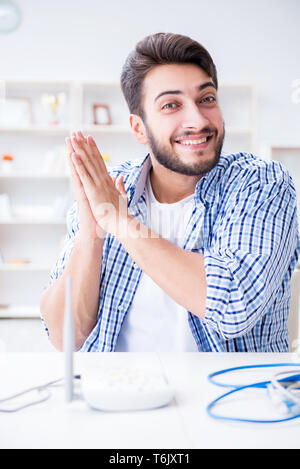 L'homme bénéficiant d'une connexion internet Banque D'Images