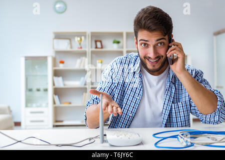 L'homme bénéficiant d'une connexion internet Banque D'Images