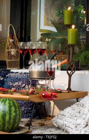 Fondue au vin et servi dans un jardin Banque D'Images