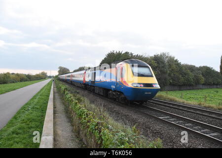 Les trains des Midlands de l'est 125 HST passent par la réserve naturelle de Attenborough à Nottingham. Banque D'Images