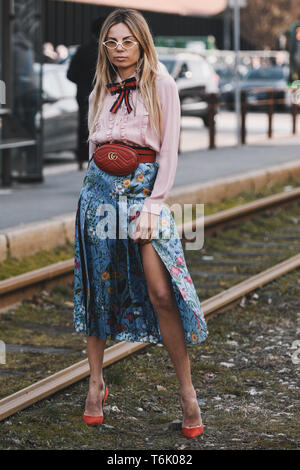 Milan, Italie - 20 Février 2019 : Street style - femme portant Gucci après un défilé de mode pendant la Fashion Week de Milan - MFWFW19 Banque D'Images