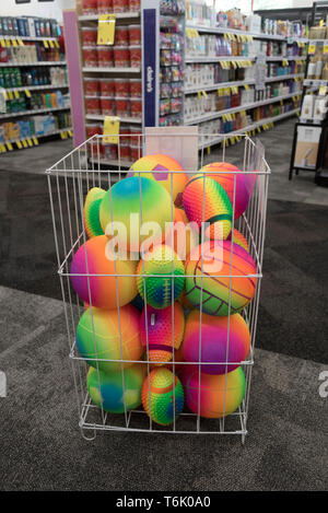 Un bac rempli de boules de couleur en vente dans un magasin de drogue. Banque D'Images