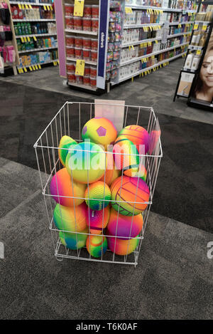 Un bac rempli de boules de couleur en vente dans un magasin de drogue. Banque D'Images