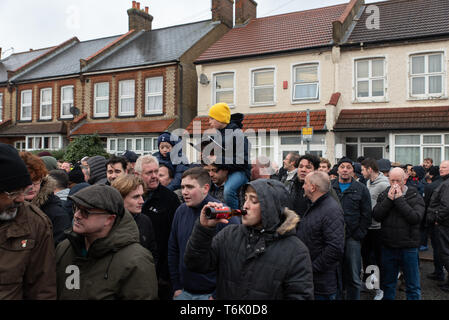 Un enfant sur les épaules de l'homme parmi les fans de Tottenham Hotspur à Selhurst Park lors d'une cravate FA Cup contre Crystal Palace, Londres. Banque D'Images