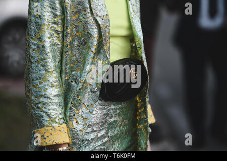 Milan, Italie - 20 Février 2019 : Street style - femme portant Gucci après un défilé de mode pendant la Fashion Week de Milan - MFWFW19 Banque D'Images