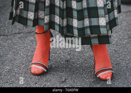 Milan, Italie - 20 Février 2019 : Street style - femme portant Gucci après un défilé de mode pendant la Fashion Week de Milan - MFWFW19 Banque D'Images