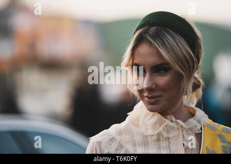 Milan, Italie - 20 Février 2019 : Street style - femme portant Gucci après un défilé de mode pendant la Fashion Week de Milan - MFWFW19 Banque D'Images