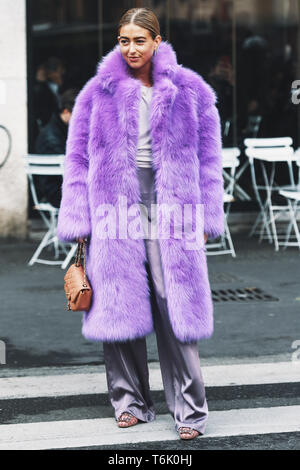 Milan, Italie - 21 Février 2019 : Street style outfit après un défilé de mode pendant la Fashion Week de Milan - MFWFW19 Banque D'Images