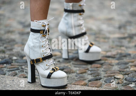 Milan, Italie - 21 Février 2019 : Street style - chaussures fantaisie en détail après un défilé de mode pendant la Fashion Week de Milan - MFWFW19 Banque D'Images