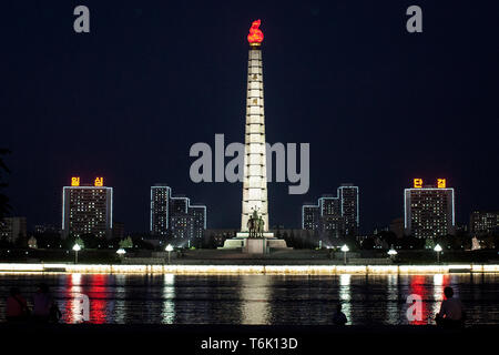 La tour Juche à Pyongyang. Le Juche est une philosophie politique de la Corée du Nord au sujet de l'autonomie et de contrôle de leur propre destinée. Banque D'Images