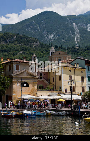 Malcesine : veduta dell'abitato con il porticciolo e, alle spalle, la chaîne montuosa del Monte Baldo. [ENG] Malcesine : vue sur le village et les sm Banque D'Images