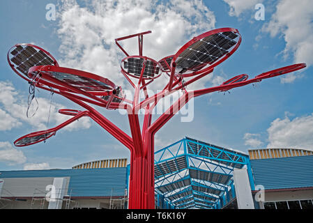 L'un des sept arbres solaire qui se tiendra sur deux étages dans le San Felasco Tech City, un nouveau développement multi-facettes à Alachua, en Floride. Banque D'Images