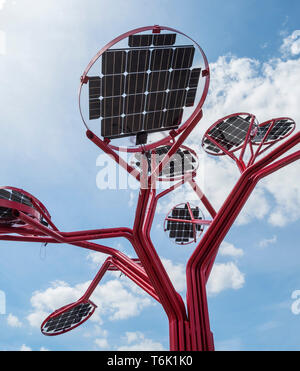 L'un des sept arbres solaire qui se tiendra sur deux étages dans le San Felasco Tech City, un nouveau développement multi-facettes à Alachua, en Floride. Banque D'Images