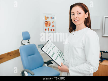Magnifique portrait femme médecin avec presse-papiers à l'hôpital Banque D'Images
