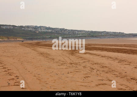 Le village de Ogmore par mer dans l'arrière-plan et la vaste étendue de sable doré de Merthyr Mawr dunes de sable à la gauche. Banque D'Images