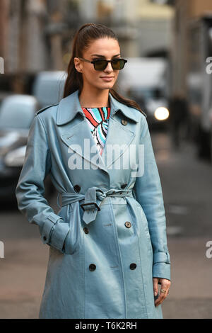 Milan, Italie - 21 Février 2019 : Street style - Outfit après un défilé de mode pendant la Fashion Week de Milan - MFWFW19 Banque D'Images