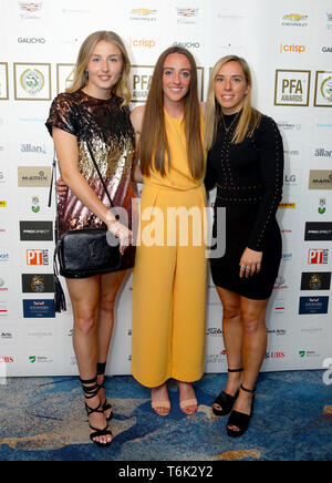 L'arsenal Leah Williamson (à gauche), Lisa Evans, et la Jordanie Knobbs (à droite) au cours de la PFA Awards 2019 du Grosvenor House Hotel, Londres. Banque D'Images