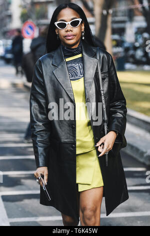 Milan, Italie - 21 Février 2019 : Street style - Femme portant un manteau Prada après un défilé de mode pendant la Fashion Week de Milan - MFWFW19 Banque D'Images