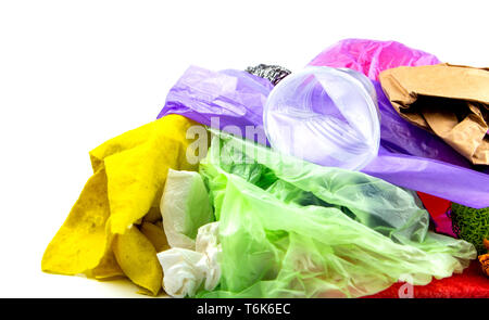 Notion de déchets et de la pollution. Un tas d'ordures, froissés tasse en plastique, des emballages, du papier d'isoler sur un fond blanc. Banque D'Images