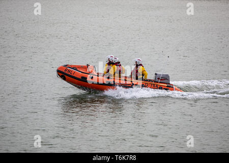 Shoreham-by-Sea, Sussex. 1er mai 2019. Shoreham Harbour RNLI canot de sauvetage côtier en formation le long de la rivière Adur. Banque D'Images