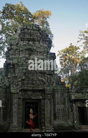 Danseur classique traditionnelle khmère dans l'enceinte intérieure, Ta Prohm, Angkor, Siem Reap, Cambodge Banque D'Images