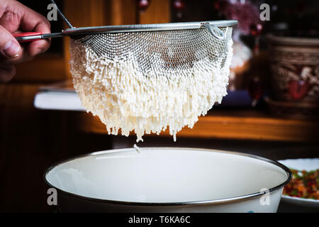Le processus de fabrication du fromage blanc moulé traditionnel de Pâques dessert paska. Banque D'Images